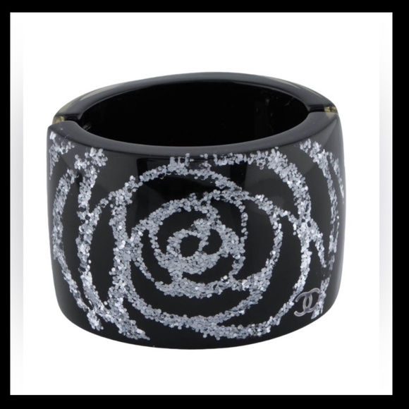 🌺Chanel🌺Glitter Rose Wide Resin CC Hinged Bracelet - Picture 1 of 6